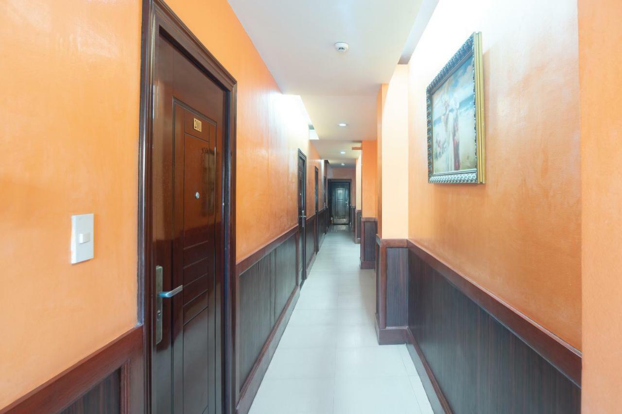 Oyo 159 San Remigio Pensionne Suites Cebu Bagian luar foto